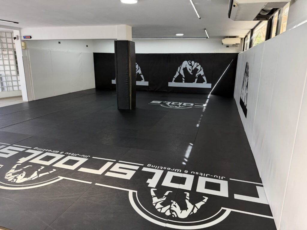 Tatami con el logo de Roots Jiu-Jitsu & Wrestling
