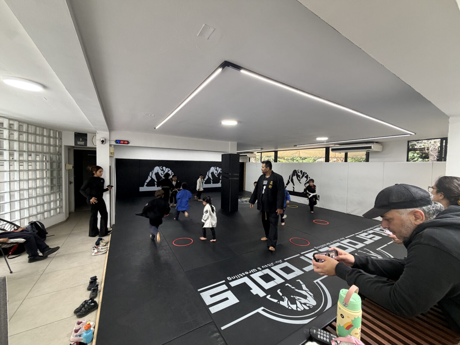 Alumnos entrenando en el tatami de Roots