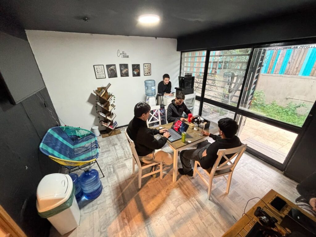 Cafetería Coffee Bar de Roots, con mesas y vista al área funcional