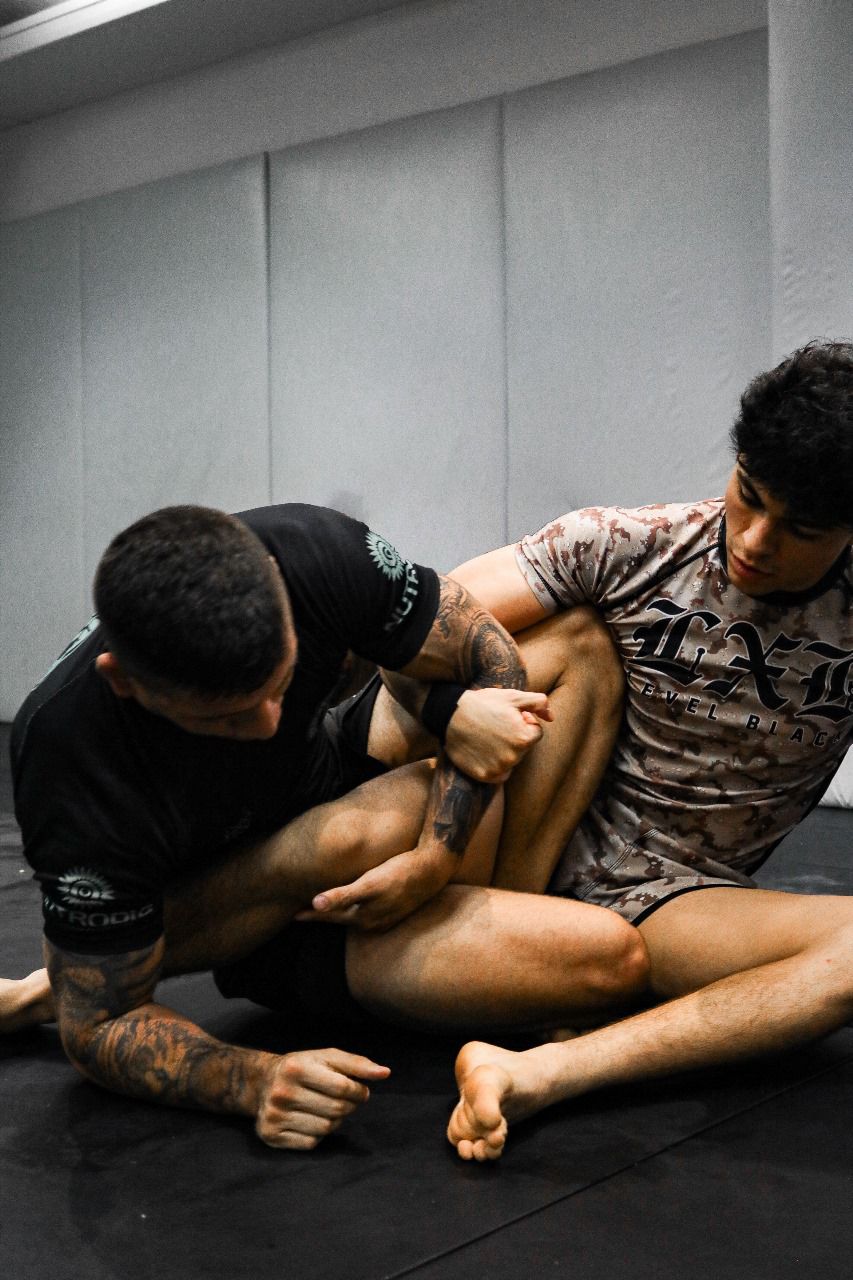 Entrenamiento de grappling en el tatami de Roots